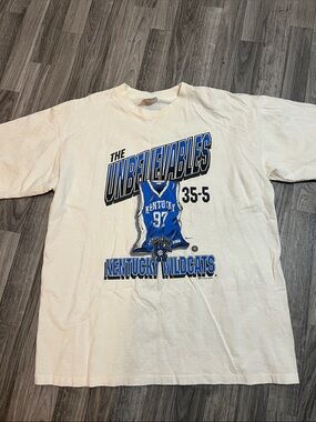 Vintage 1997 Kentucky Wildcats "The Unbelievables" Graphic Tee - White/Blue